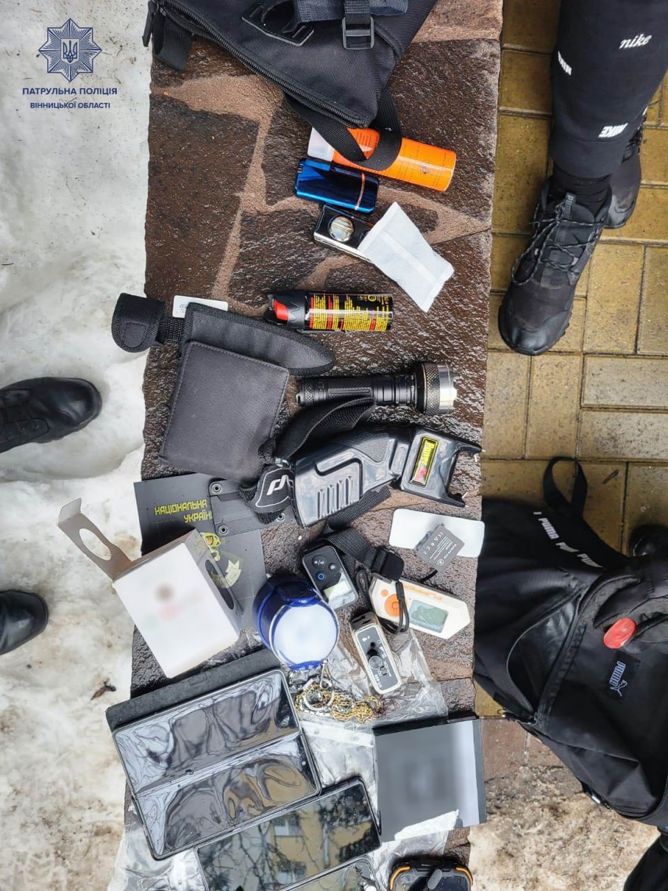 Копи зупинили чоловікa, який прогулювaвся містом із зaбороненими речимa