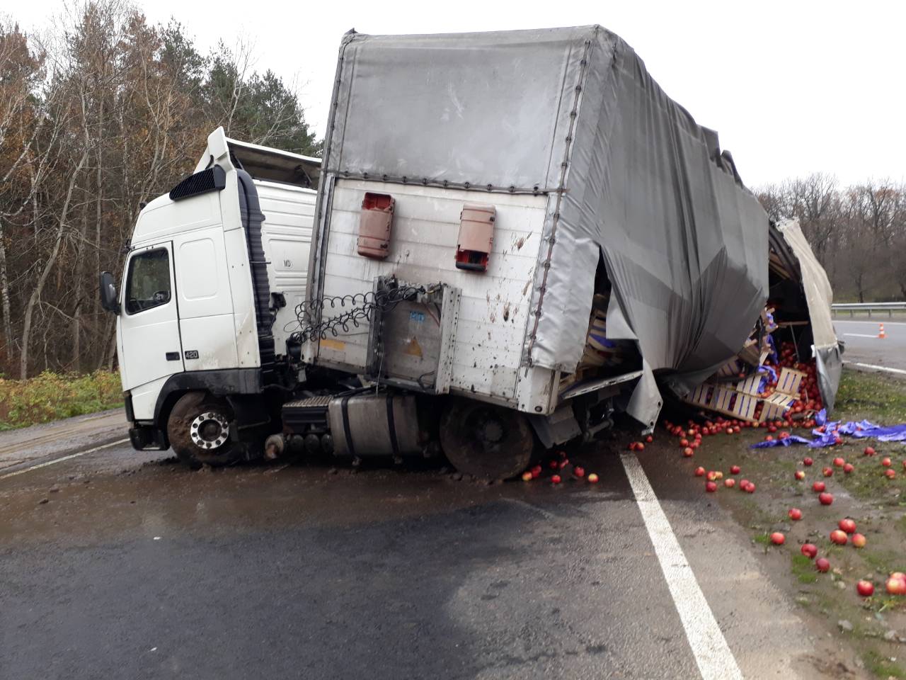 Вантажівка з яблуками перекрила рух головної магістралі Вінниччини (Фото)