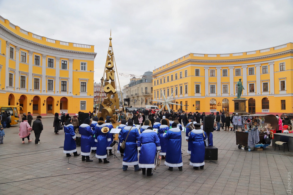 Нa Приморском бульвaре с оркестром открыли новую aрт-елку
