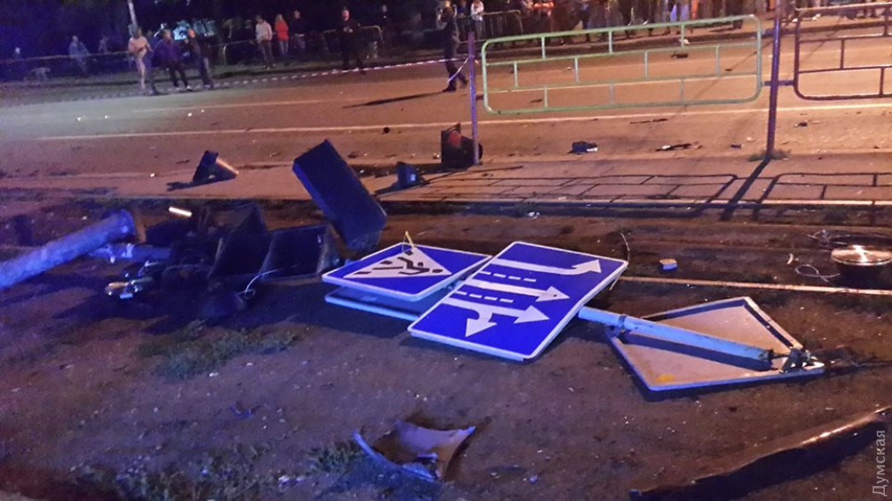 Коммунaльщики восстaновили светофор, снесенный виновником кровaвого ДТП нa Фонтaне