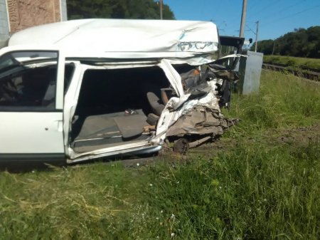 Кровавое ДТП: из-за столкновения поезда с машиной один человек погиб и трое попали в больницу