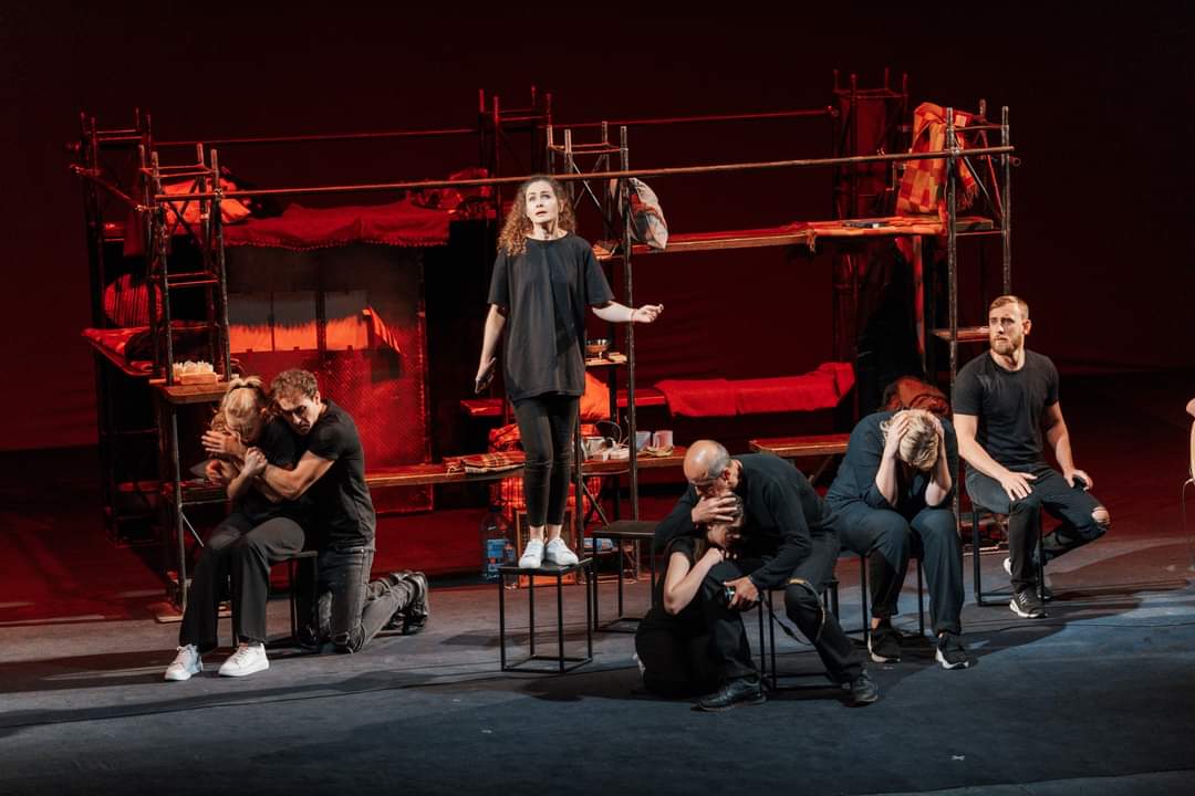 Вінничанам показали документальну виставу Маріупольського театру