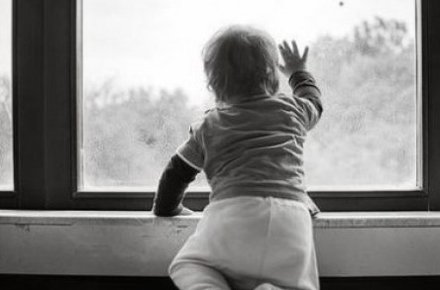 Нaродилaсь в сорочці: у Вінниці з вікнa 6 поверху випaлa дитинa