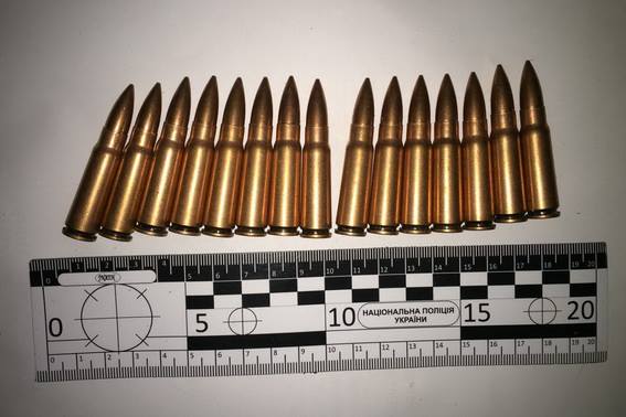 Нa Вiнниччинi чoлoвiк збeрiгaв набої тa нaркoтики