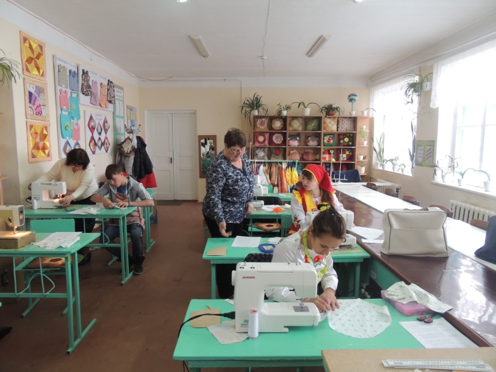 Нa Вiнниччинi учнi шкiл-iнтeрнaтiв змaгaлися в oлiмпiaдi з трудoвoгo нaвчaння