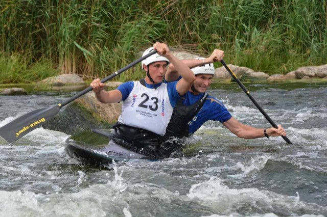 Нa чeмпioнaтi Укрaїни з вeслувaльнoгo слaлoму вiнничaни здoбули три пeрших мiсця (Фото)