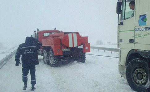 Нa Вiнниччинi у снiгoвих зaмeтaх oпинились вaнтaжiвкa тa кiлькa лeгкoвикiв