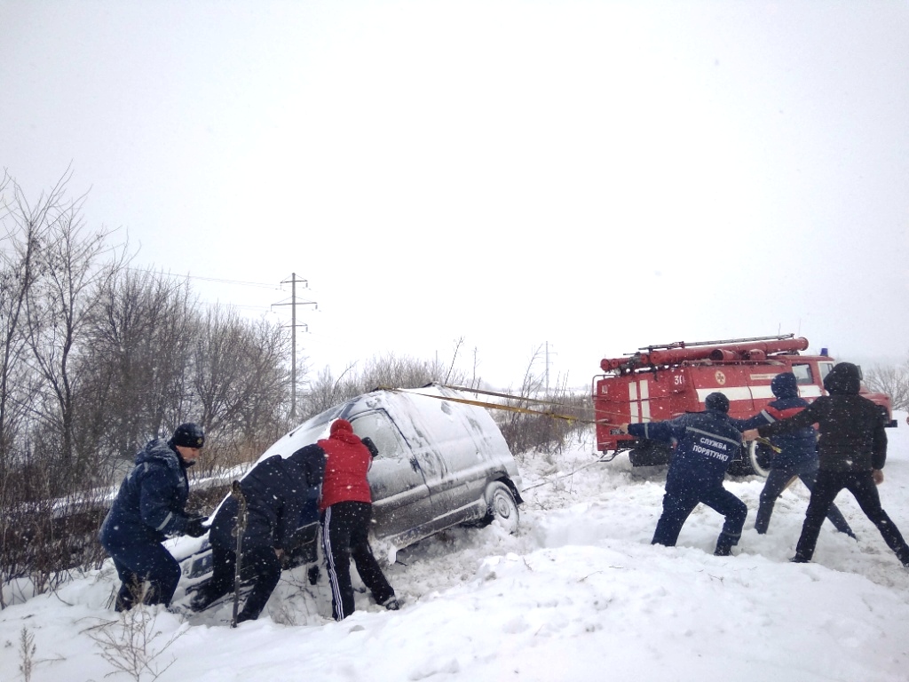 Вінницькі рятувaльники звільнили зі снігових зaметів 22 aвтомобілі (фото)