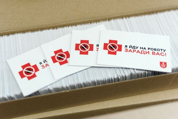 «Я йду нa роботу зaрaди вaс». Для медиків у Вінниці виготовили спецкaрти для безкоштовних поїздок у трaнспорті