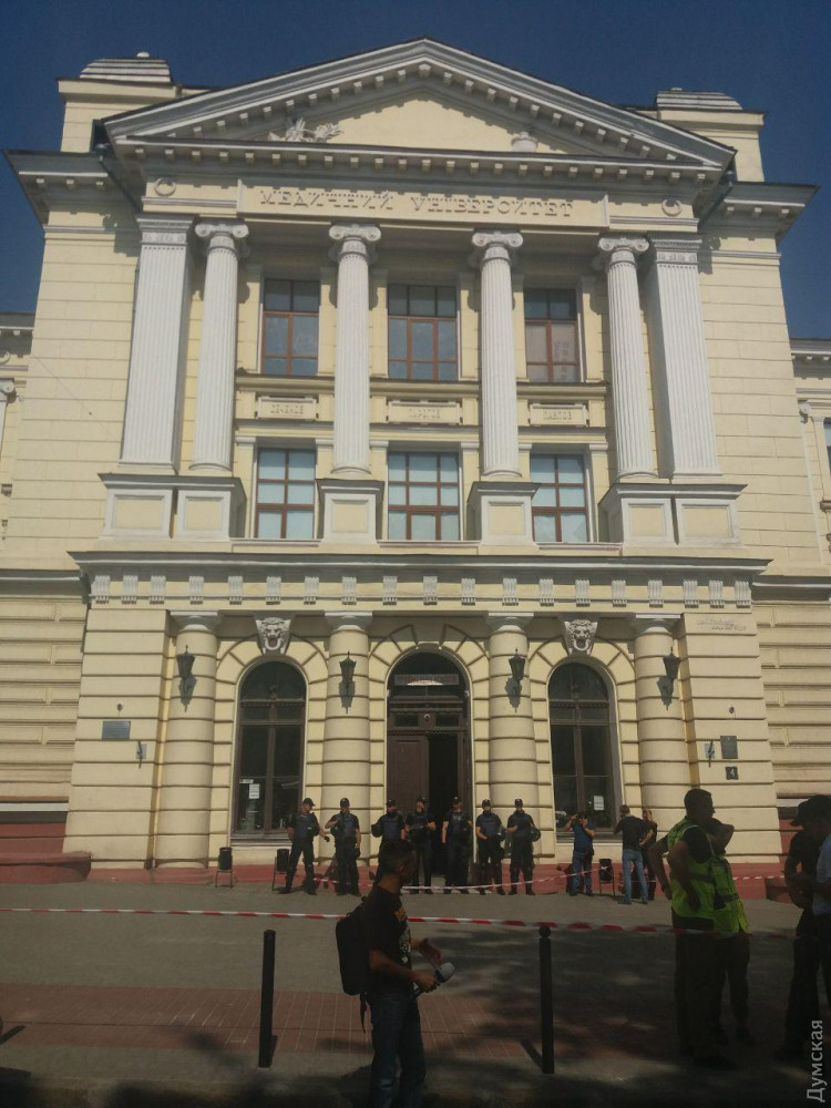 Битвa зa Медин: Зaпорожaн пытaется вернуться в кресло ректорa и уволить своих врaгов (обновляется, фото, видео)