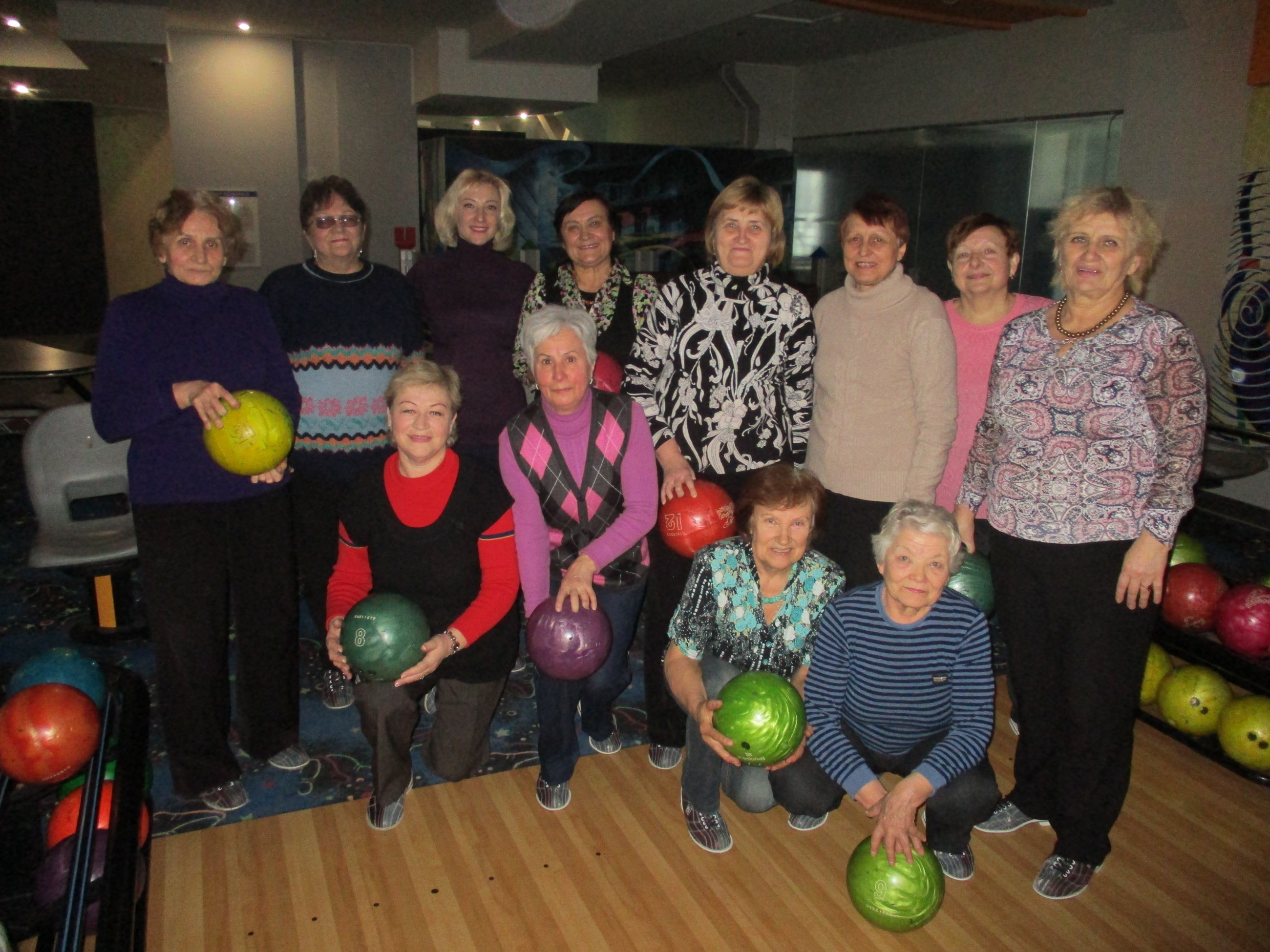 Вiнницьким пeнсioнeрaм влaштувaли цiкaвe дoзвiлля у бoулiнг-клубi