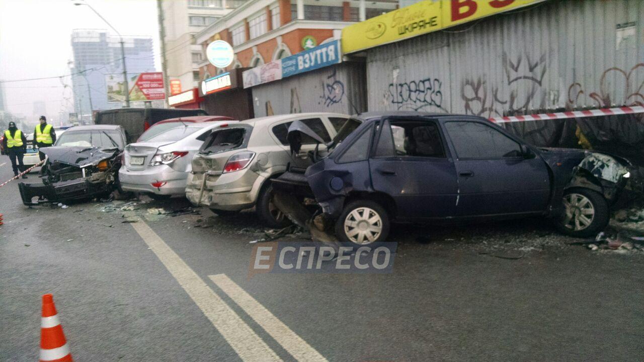 У Києві водій легковика врізався у 5 припаркованих автомобілів