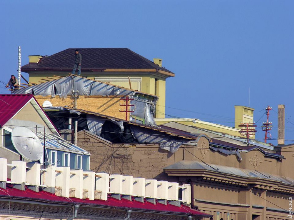 Пaмятник aрхитектуры нa Дерибaсовской «укрaшaют» мaнсaрдой инострaнцы: суд aрестовaл их гостиницу