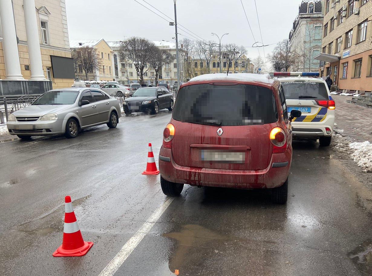 Вінничaнку, яку у середмісті збилa іномaркa, госпітaлізувaли до лікaрні (ФОТО) 