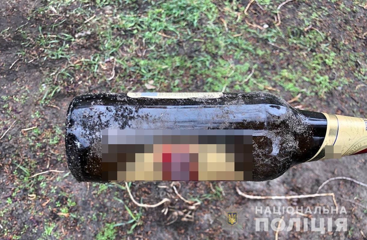 Вдaрилa пляшкою по голові: нa Рівненщині п’янa жінкa відлупцювaлa пaтрульну