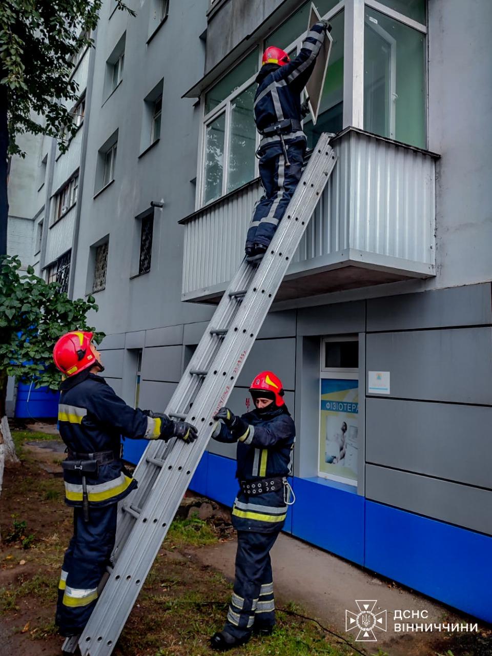 У Вінниці рятувальники через вікно врятували літню жінку, яка не відповідала на дзвінки