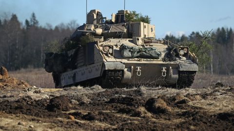 У США показали процес відправлення БМП Bradley для України