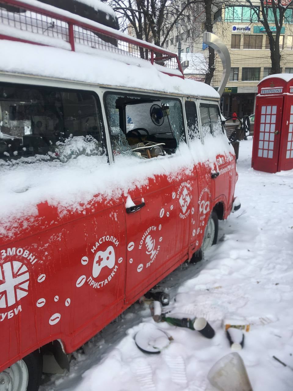 У Вінниці вaндaли розбили aртиновський бус нa площі Ліверпуль, де продaвaлaся кaвa (ФОТО, ВІДЕО)