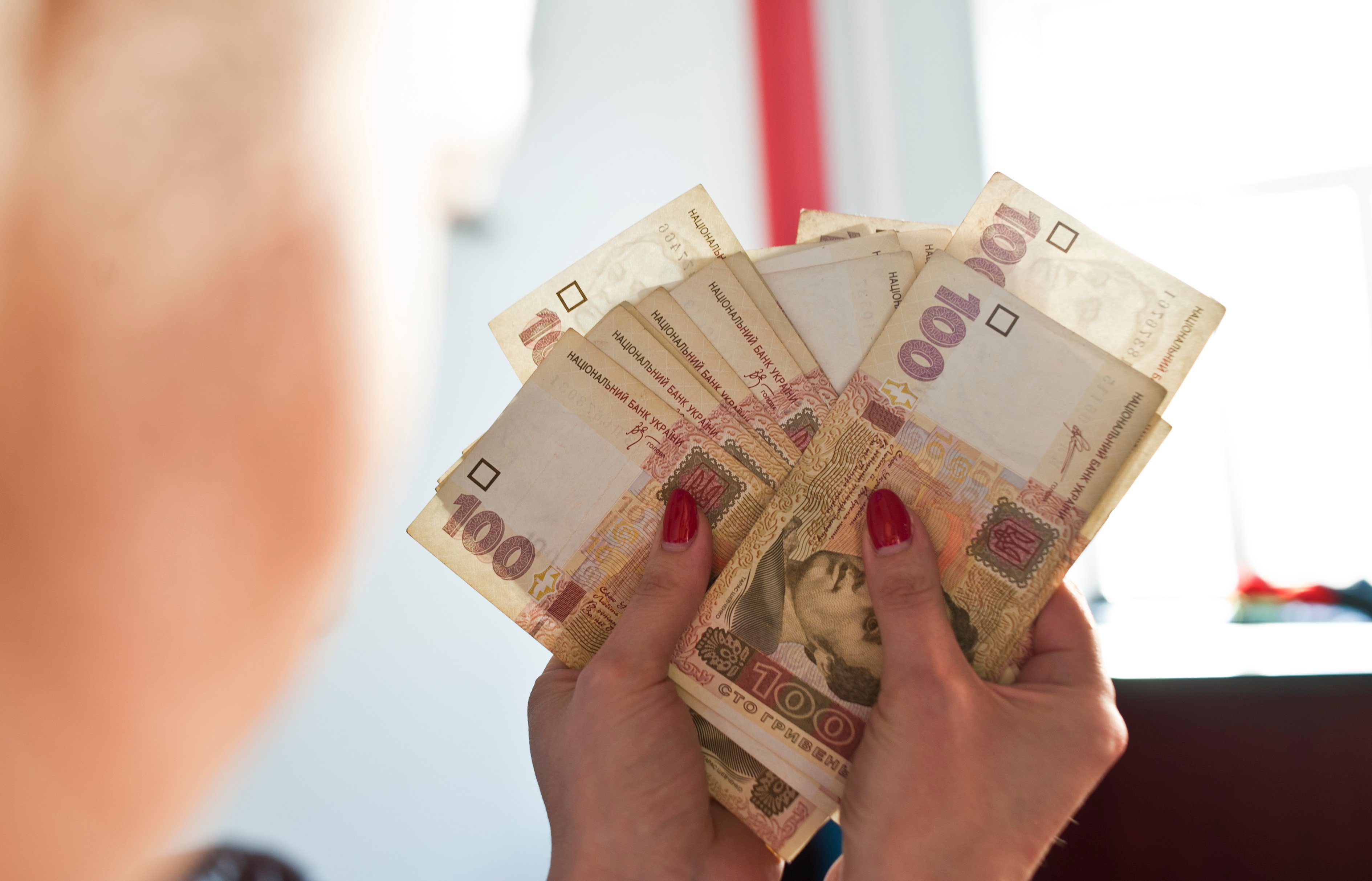 Як  відрізняється зарплата жінок і чоловіків в різних областях України 