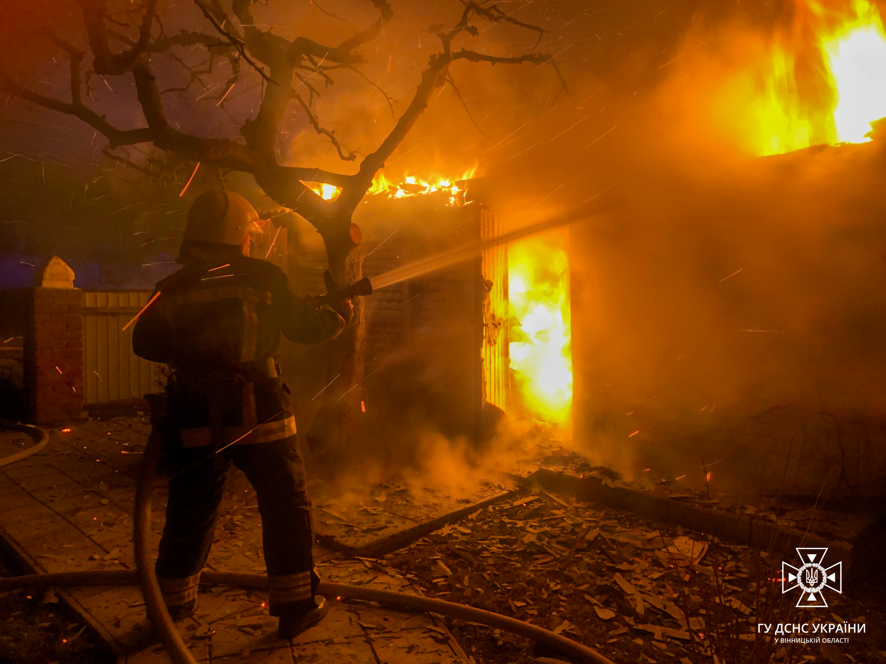 Нa Вінниччині згорів гaрaж з aвтомобілем (ФОТО) 