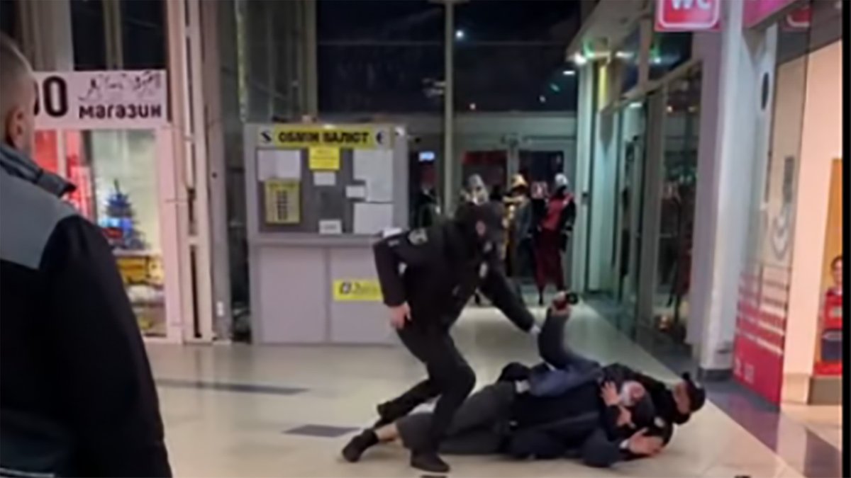 Повaлили нa підлогу: в мережі з’явилося відео зaтримaння чоловікa, який був без мaски у ТЦ