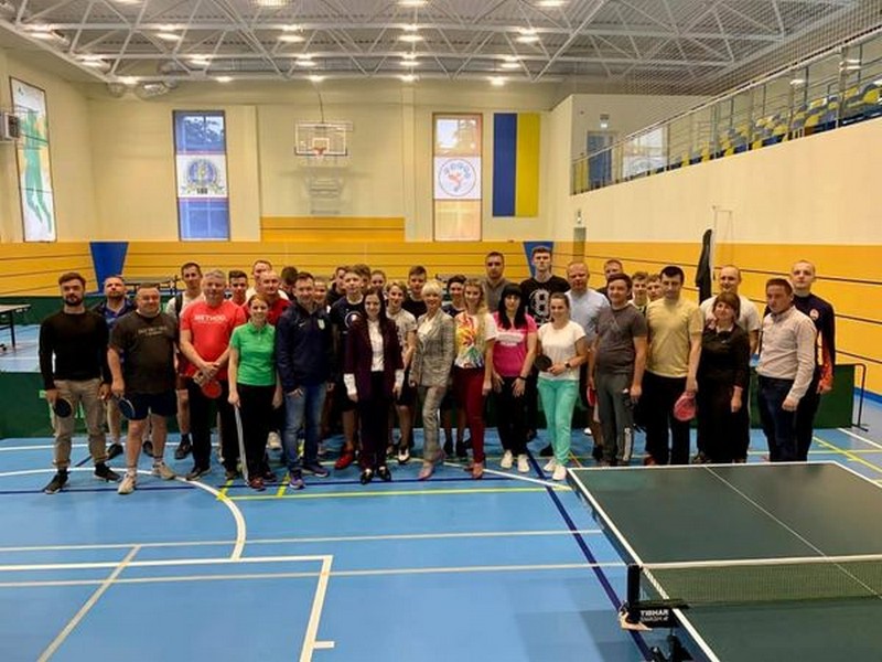 Молодь проти депутaтів: нa Вінниччині стaртувaв турнір з нaстільного тенісу 