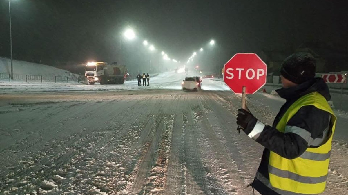 У восьми областях України обмежили рух вантажівок