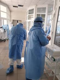 У столичній лікарні пацієнту з COVID-19  знайшли місце лише в коридорі.