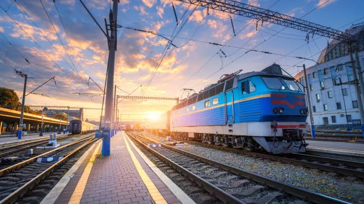 Через наслідки нічної атаки поїзди курсують із затримками: через Вінниччину також змінився графік руху
