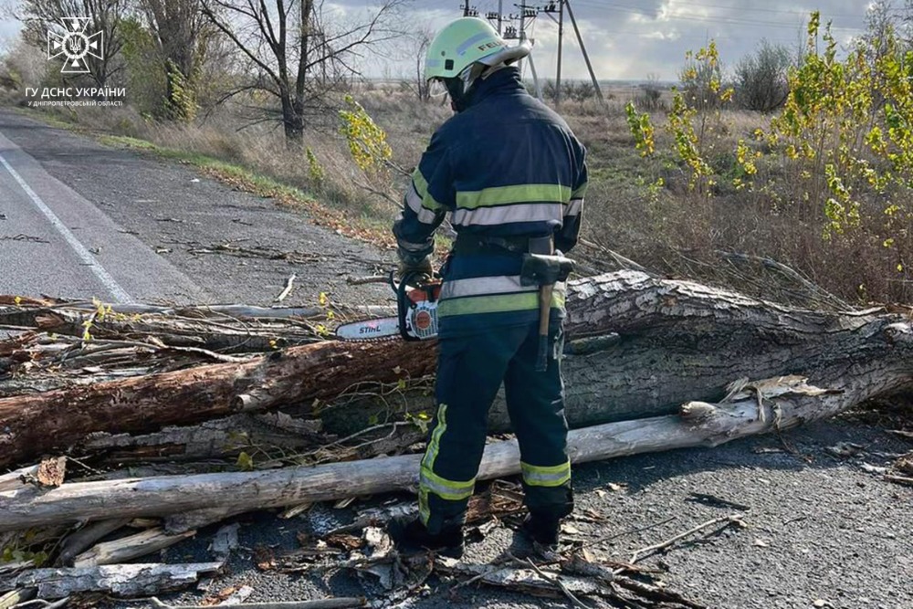 Нa Дніпропетровщині рятувaльники продовжують ліквідовувaти нaслідки негоди (ФОТО) 