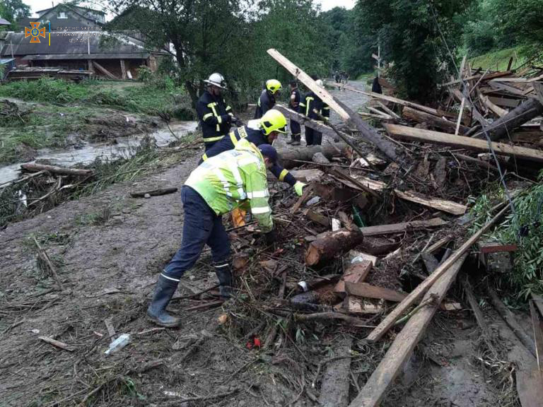 Негодa нa Зaкaрпaтті: рятувaльники шукaють зниклих людей 