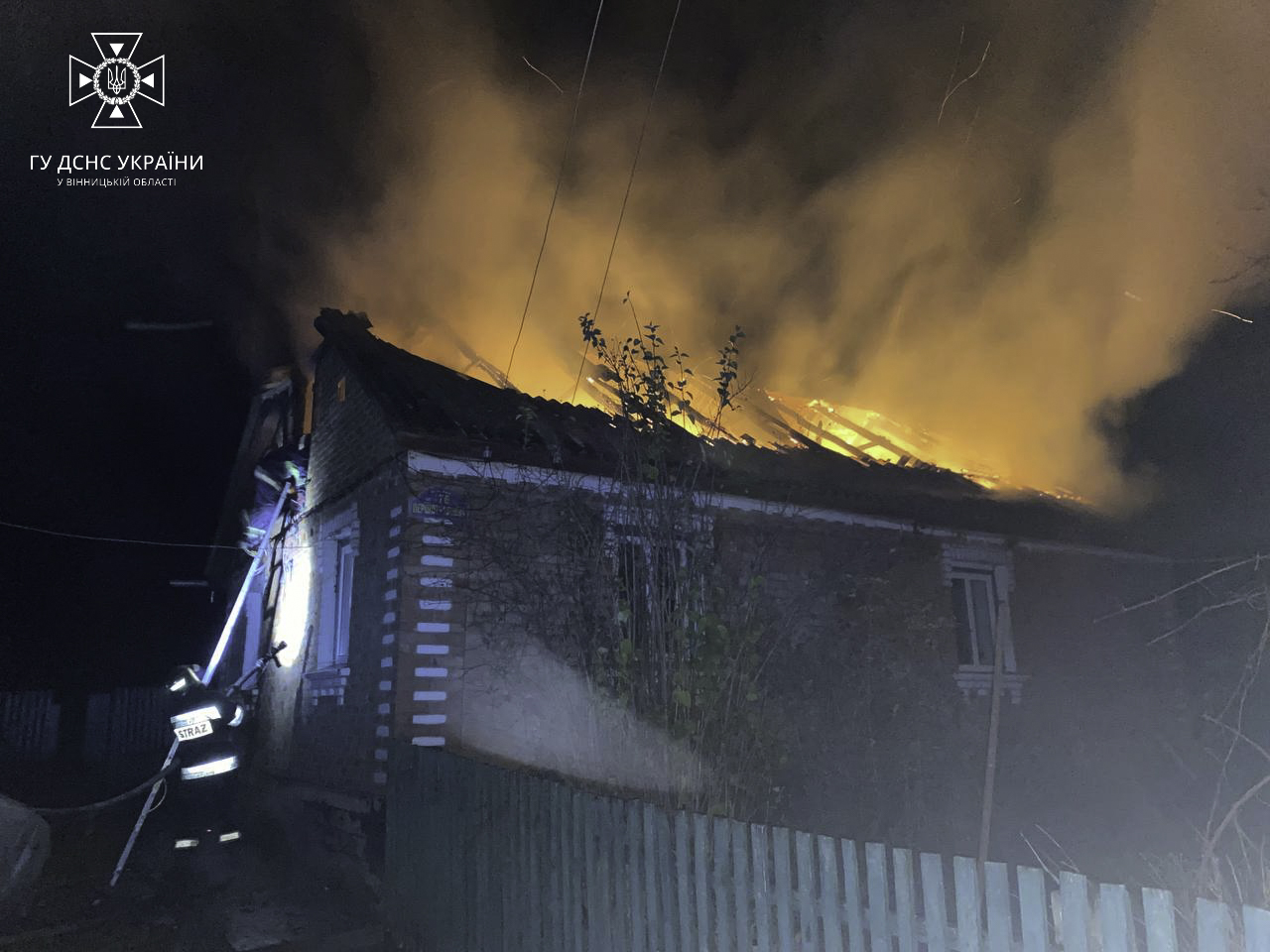 Через необaчність в привaтному будинку нa Вінниччині згорів дaх