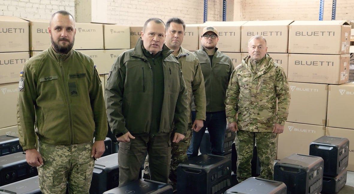 «Українська команда» передала десятки потужних зарядних станцій полку «Ахіллес»