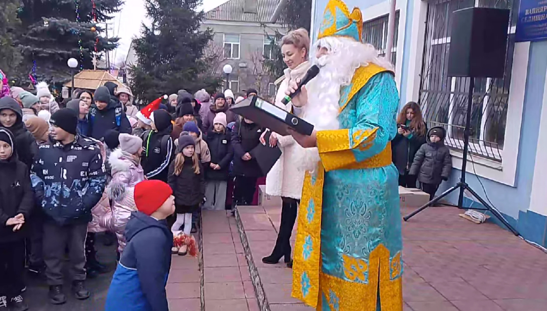 У Вапнярській ТГ засвітили головну ялинку: понад 400 дітей отримали святкові подарунки