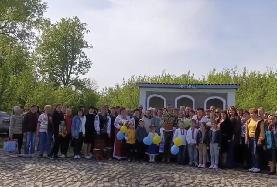 У селі на Вінниччині урочисто зустріли військового, який повернувся з полону