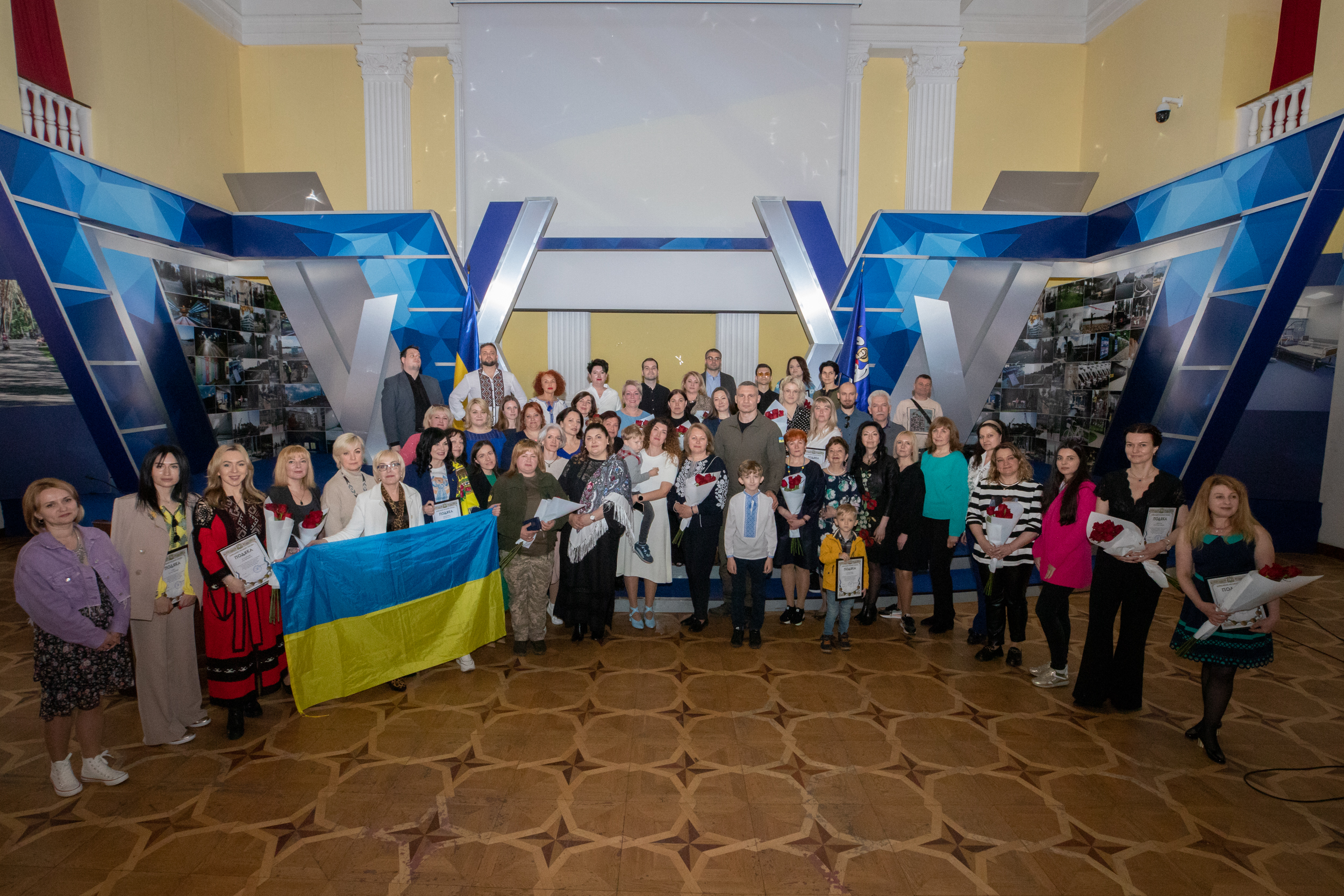 Кличко нагородив відзнаками Київського міського голови матерів і дружин загиблих Героїв-захисників України