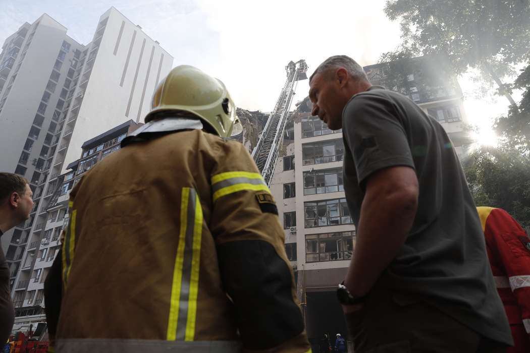 В житловому будинку, куди зранку прилетіла російська ракета, виявили 6 постраждалих та 1 загиблого