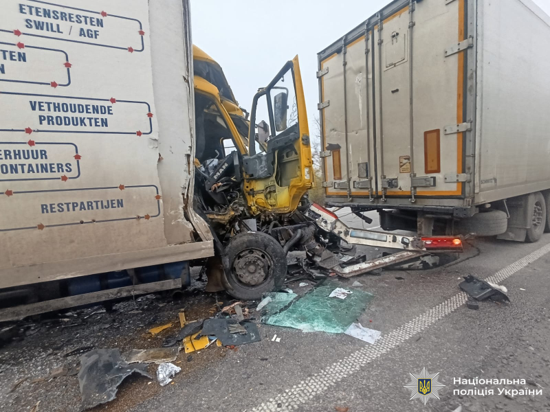 На Вінниччині зіткнулися дві вантажівки: травмовано 19-річного пасажира