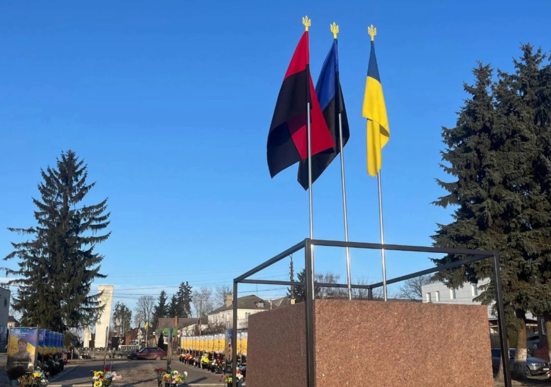 Блакитно-чорний прапор як символ зниклих безвісти встановили на Вінниччині