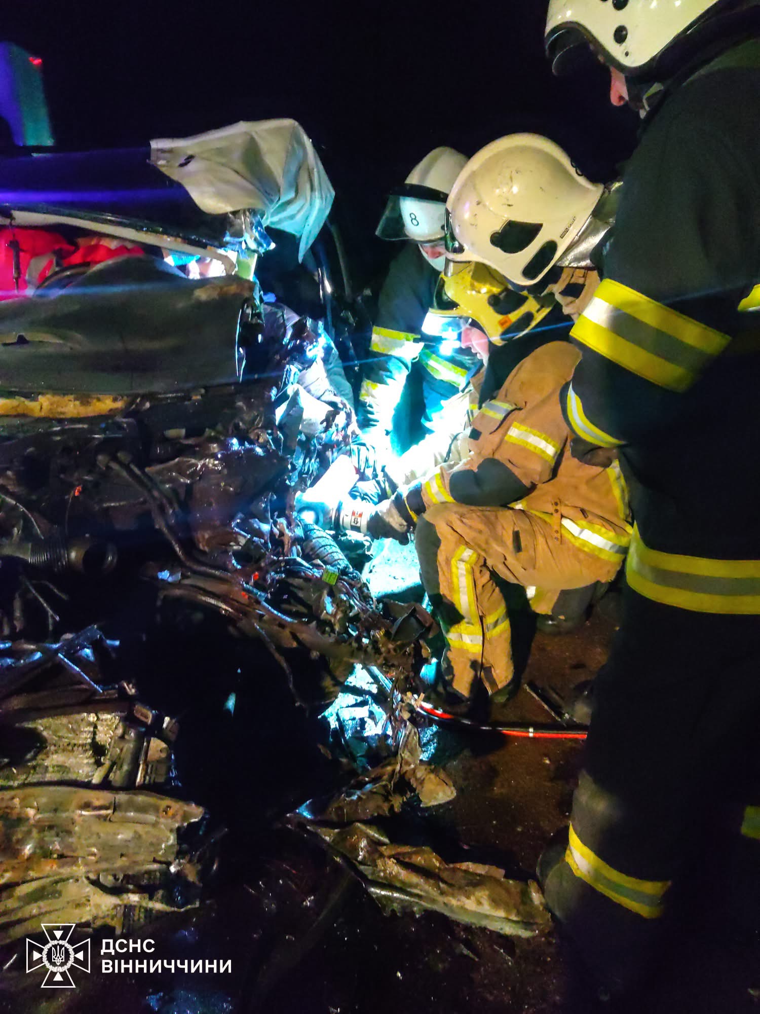 У Носківцях рятувальники деблокували водія після зіткнення вантажівки з легковиком