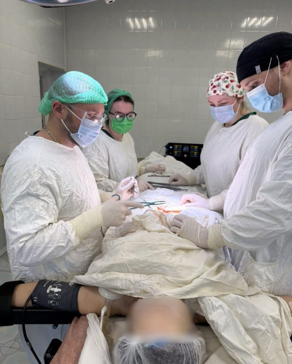 Хірурги Подільського онкоцентру видалили пацієнтці пухлину вагою 7,4 кг