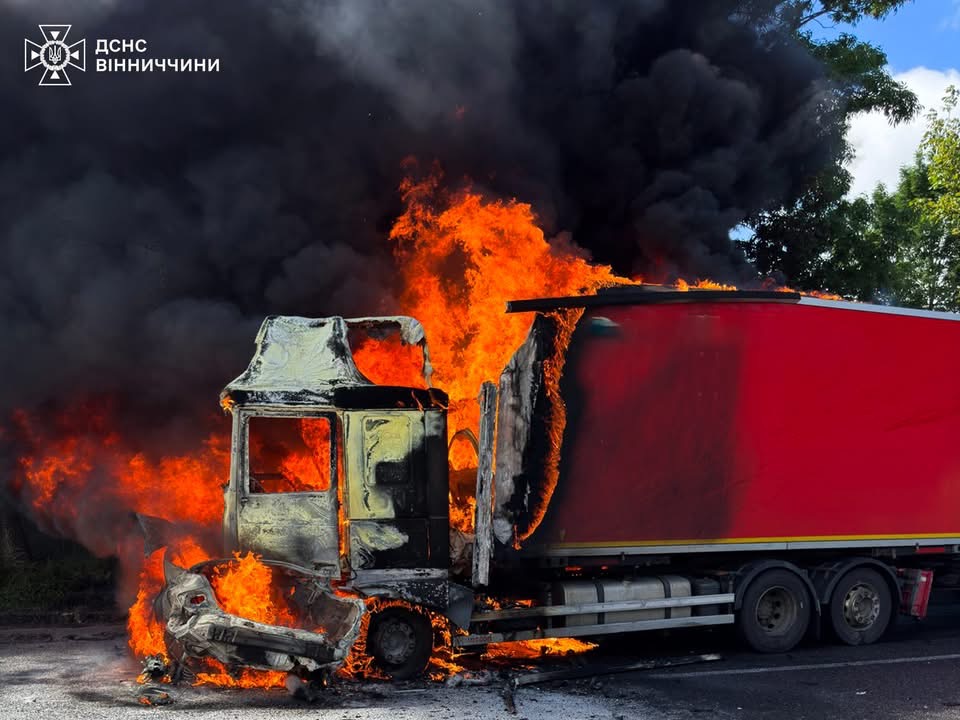 Смертельна ДТП біля Ксаверівки: після зіткнення загорілися вантажівка та легковик