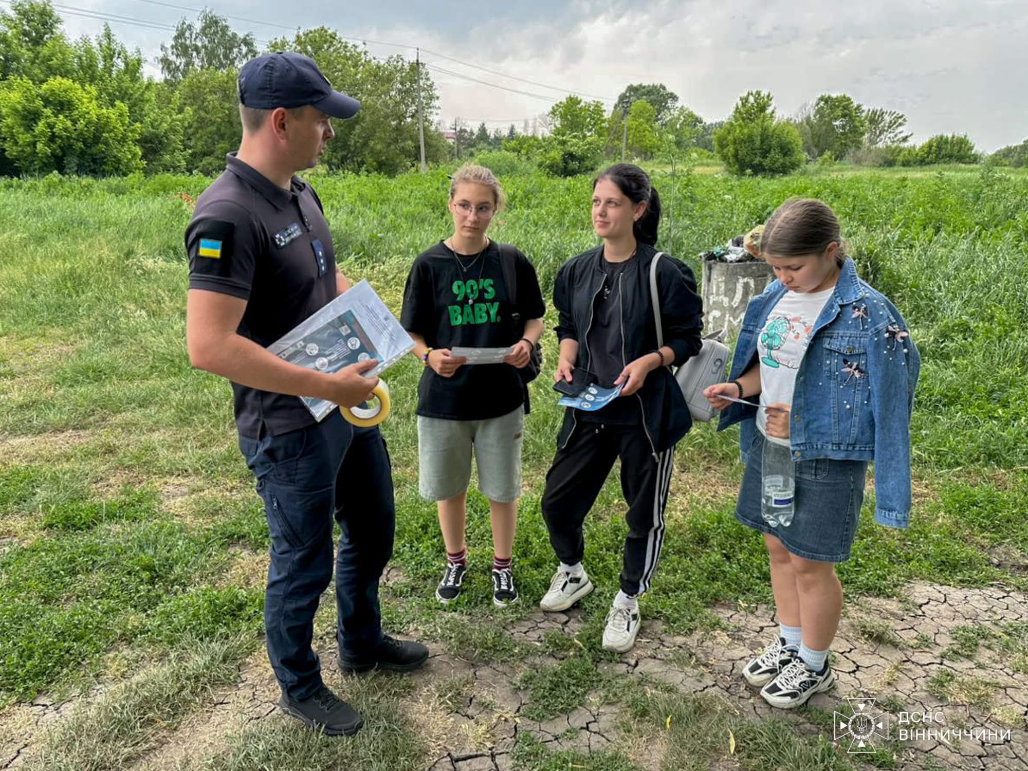 Рятувальники Вінниччини нагадали мешканцям громад правила безпеки: від вогню до вибухонебезпечних знахідок