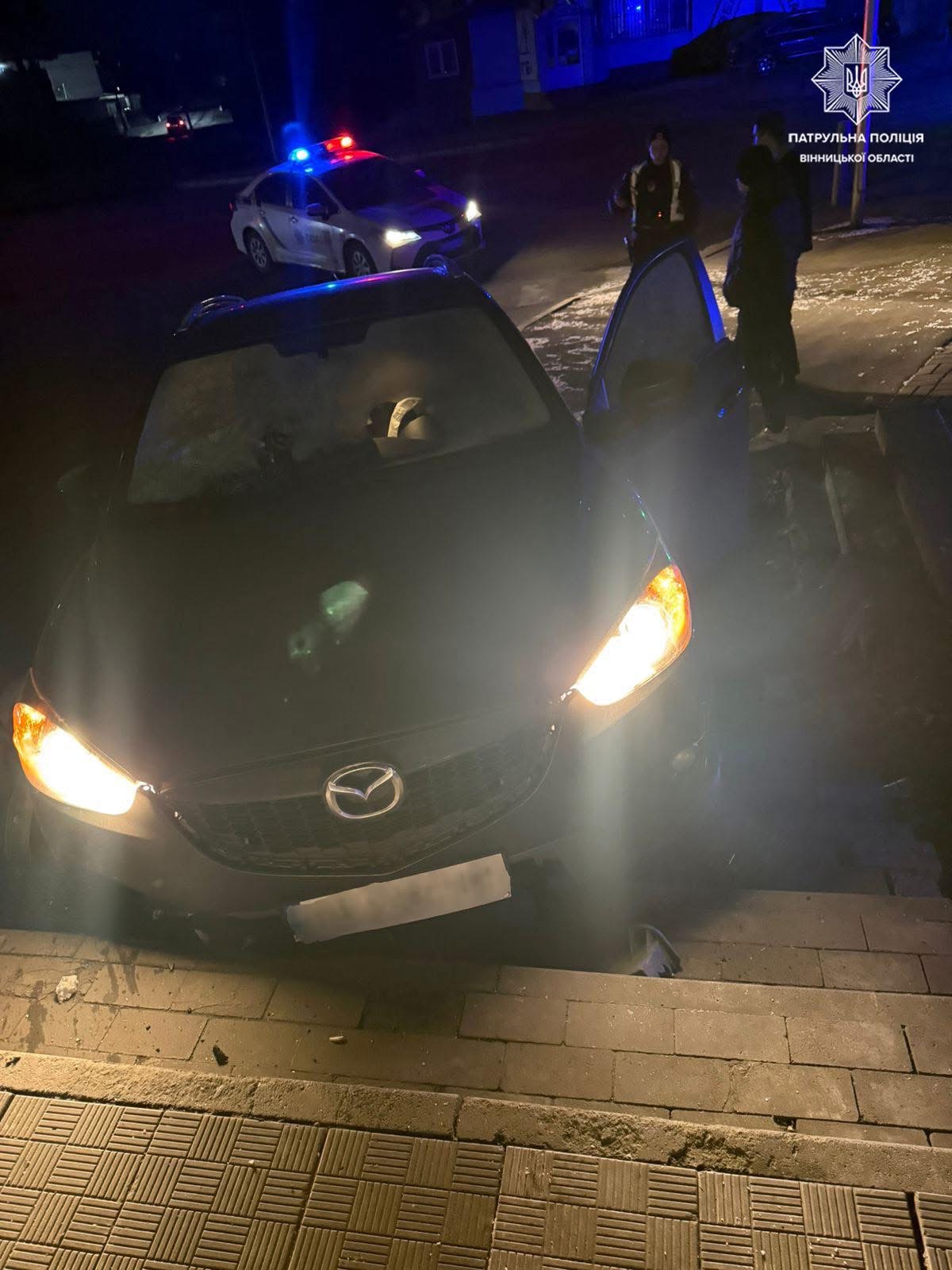 П’яний водій у Вінниці тікав від патрульних і влаштував ДТП