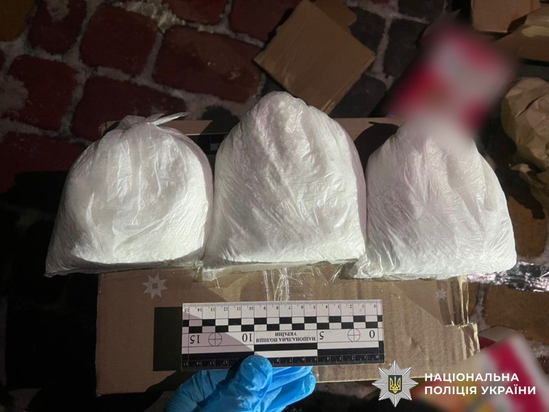 Збував психотропи через поштомати: у Вінниці поліція затримала наркоділка