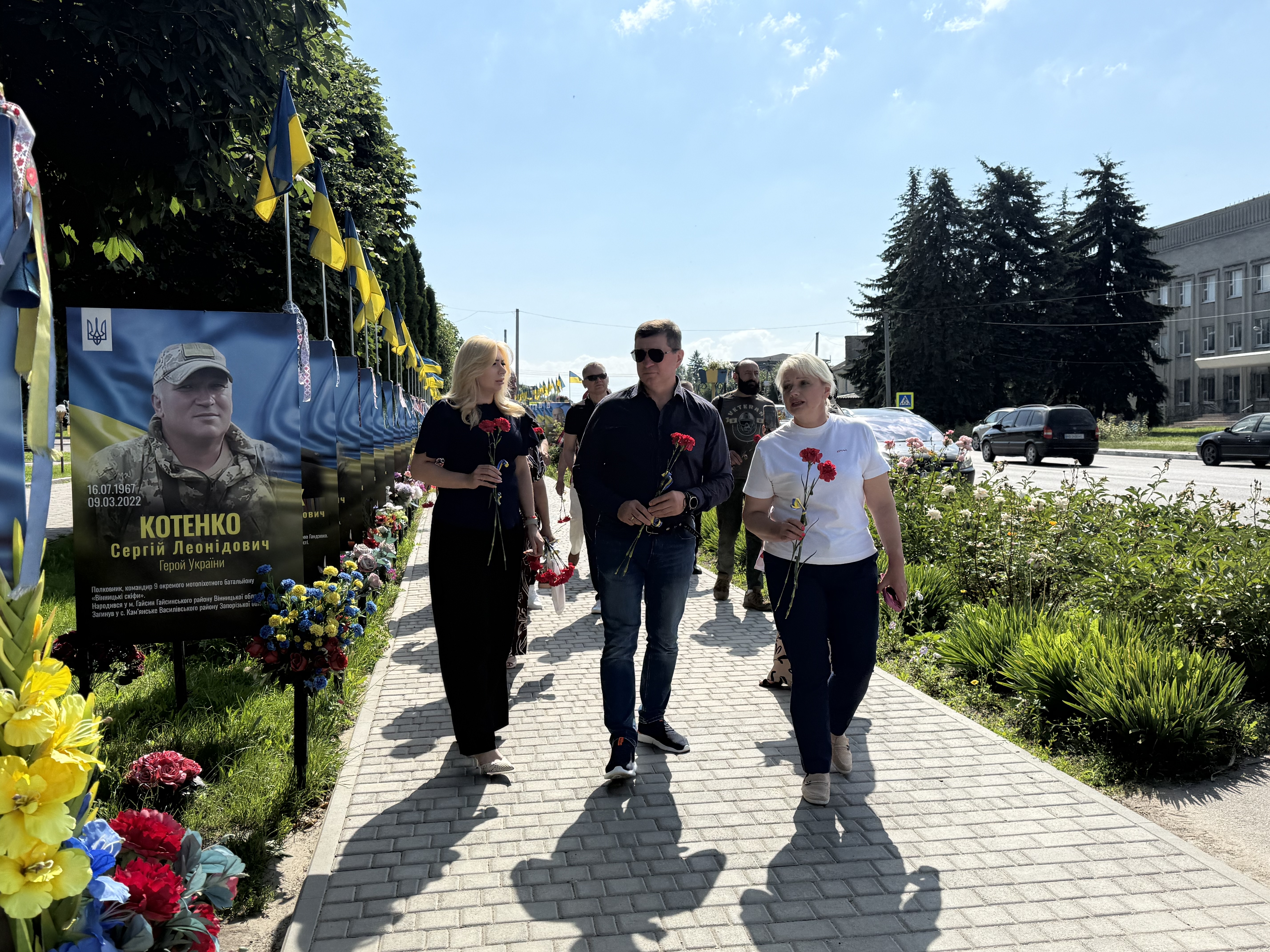 Волонтери «Української команди» з Вінниці та Бершаді вшанували пам’ять полеглих Героїв у Гайсині