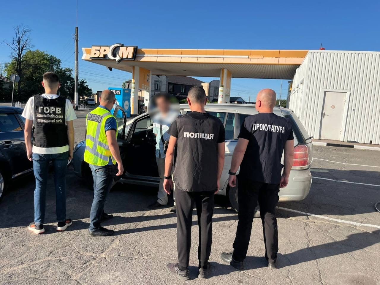  «Туроператор» у наручниках: на Вінниччині викрили канал незаконного переправлення ухилянтів