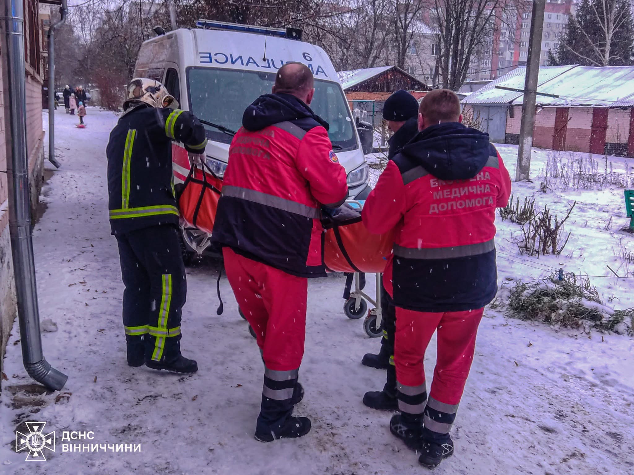 Рятувальники у Вінниці через вікно потрапили до квартири та врятували 78-річну жінку