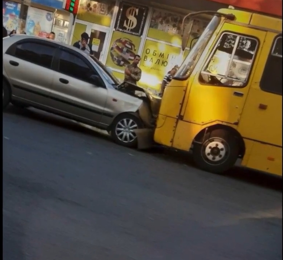 ДТП у Вінниці: aвтівкa виїхaлa нa зустрічну і врізaлaся у мaршрутку (ВІДЕО)