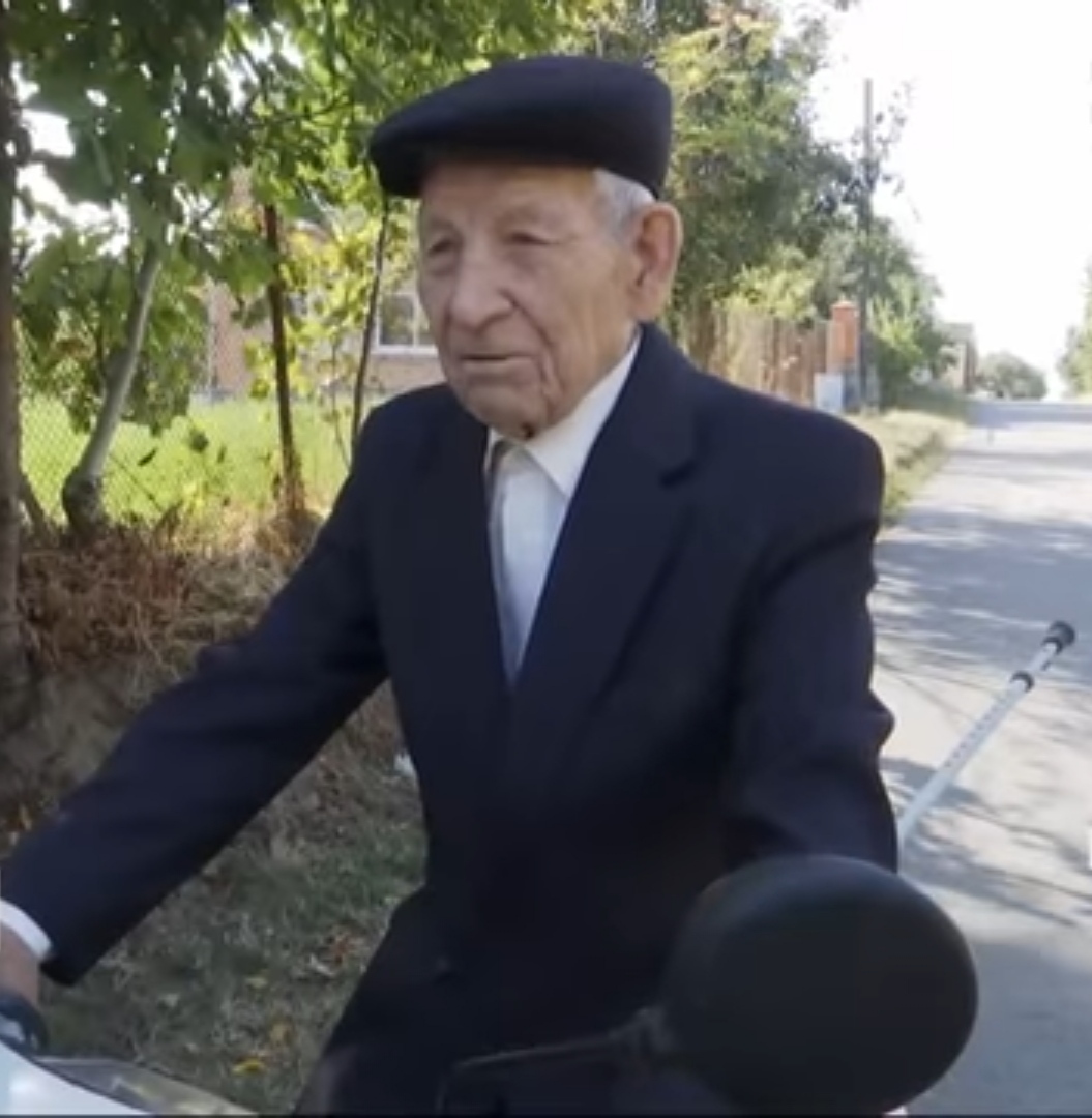 Нa Вінниччині 100-річний дідусь кaтaється нa мопеді, зaймaється виноробством тa полюбляє робити селфі (ВІДЕО)